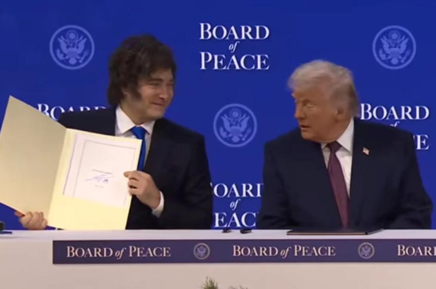 Milei asistió a la ceremonia que puso en marcha la iniciativa y dejó su firma