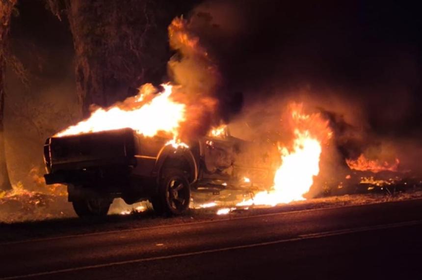El fuego comenzó en el torpedo de la camioneta