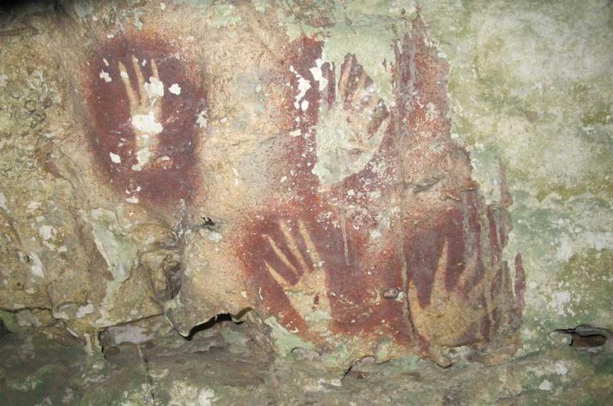El equipo científico halló la pintura rupestre m�s antigua del mundo una silueta de mano de al menos 67800 años en la cueva Liang Metanduno de Muna Sulawesi