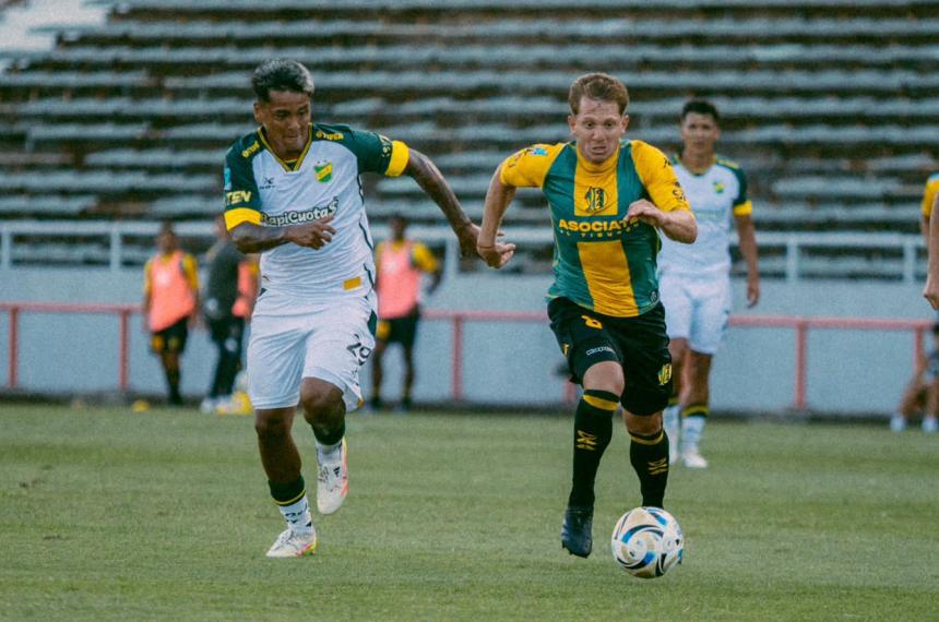 Fern�ndez y Rolón van por la pelota en el arranque de la fecha en Mar del Plata