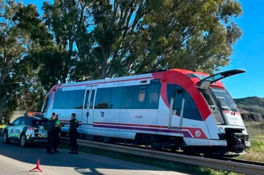 Tren chocoacute contra una gruacutea en Alumbres- seis heridos y tercer accidente ferroviario en cuatro diacuteas en Espantildea