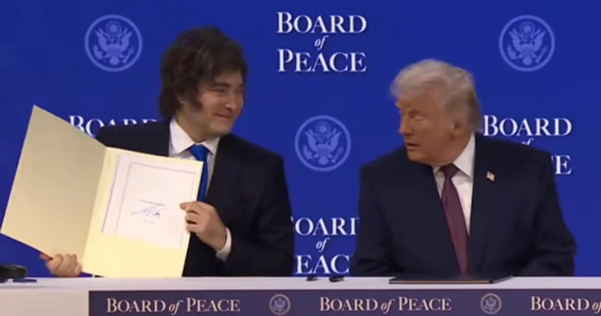 Milei asistió a la ceremonia que puso en marcha la iniciativa y dejó su firma