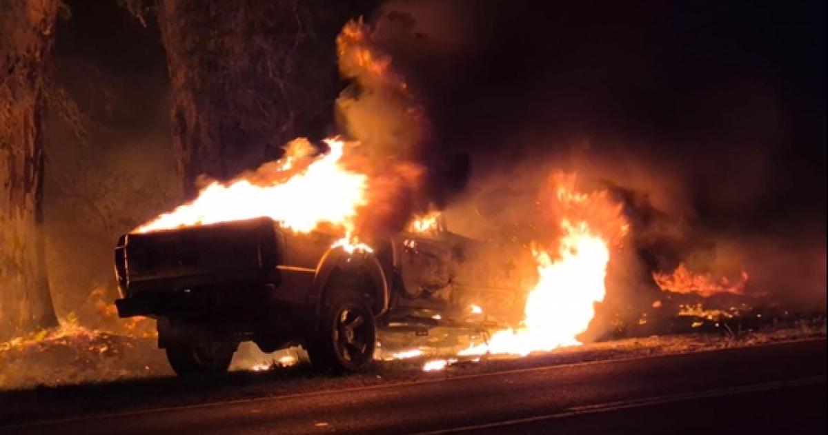 El fuego comenzó en el torpedo de la camioneta