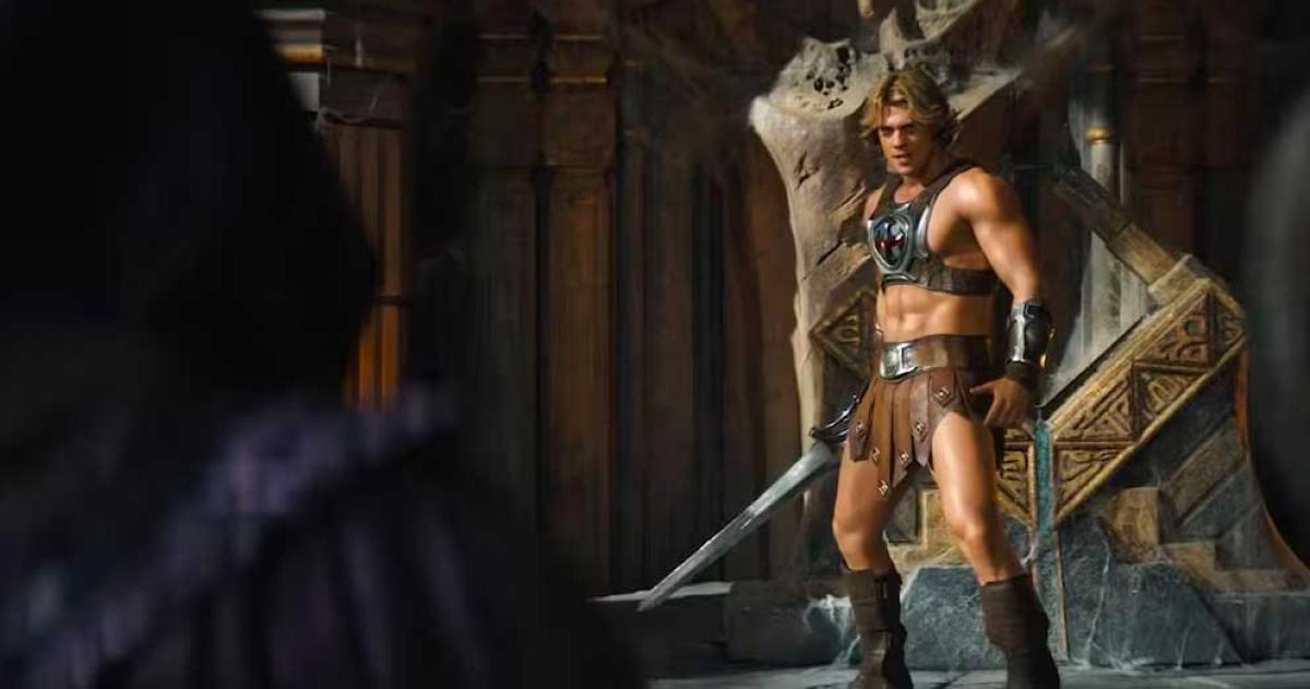 El primer adelanto de Amos del Universo revela a Nicholas Galitzine como He-Man en una épica batalla por Eternia