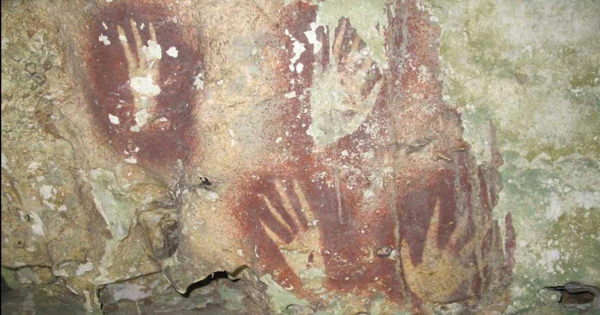 El equipo científico halló la pintura rupestre m�s antigua del mundo una silueta de mano de al menos 67800 años en la cueva Liang Metanduno de Muna Sulawesi