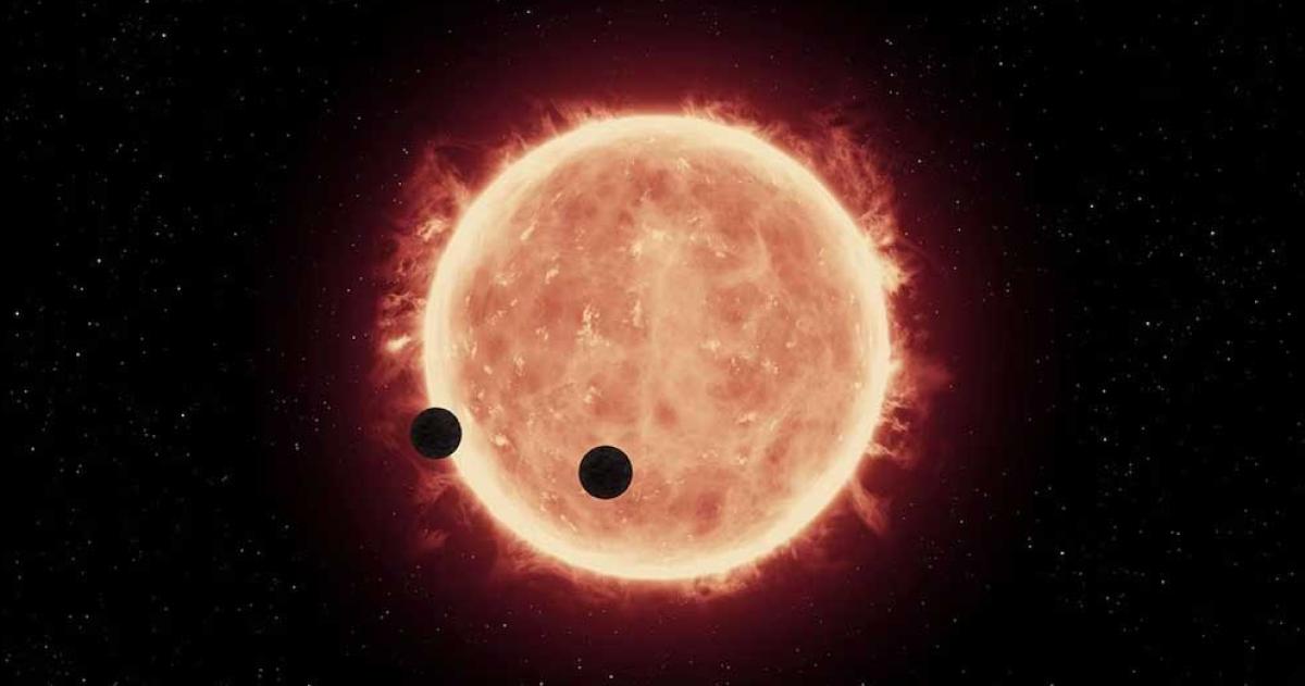 Esta impresión artística divulgada por los autores muestra la estrella TRAPPIST-1 con dos planetas en tr�nsito a través de ella