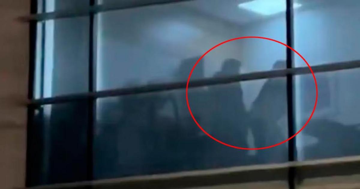 Escaacutendalo en Vitacura- lo filmaron teniendo sexo en una oficina municipal lo echaron y ahora demanda por USD 230 mil