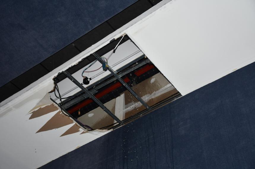 El agua acumulada hizo que el techo cediera