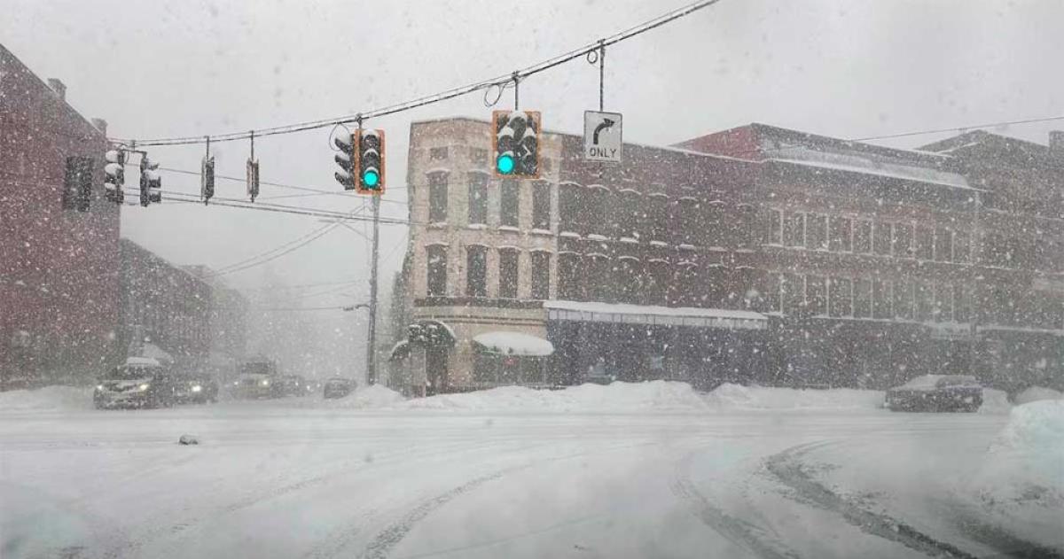 Nueva York declaroacute la emergencia ante una tormenta de nieve histoacuterica en la costa este