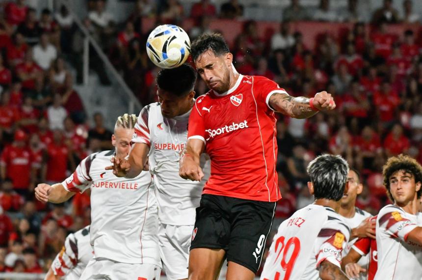 Avalos salta pr�cticamente sitiado por jugadores de Estudiantes