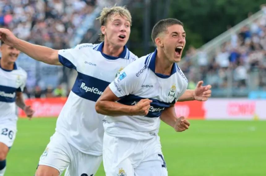 Barros Schelotto festeja su golazo olímpico