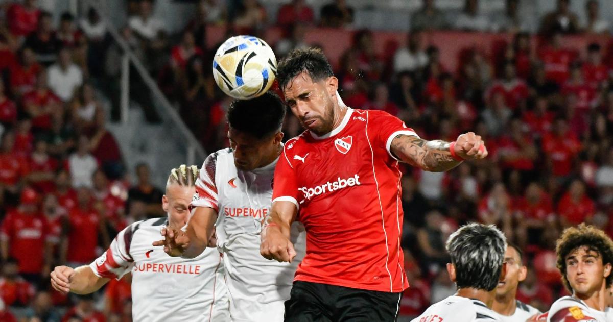 Avalos salta pr�cticamente sitiado por jugadores de Estudiantes