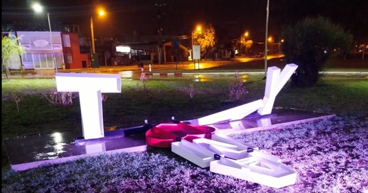 El cartel YO AMO A TOAY sufrió severos daños