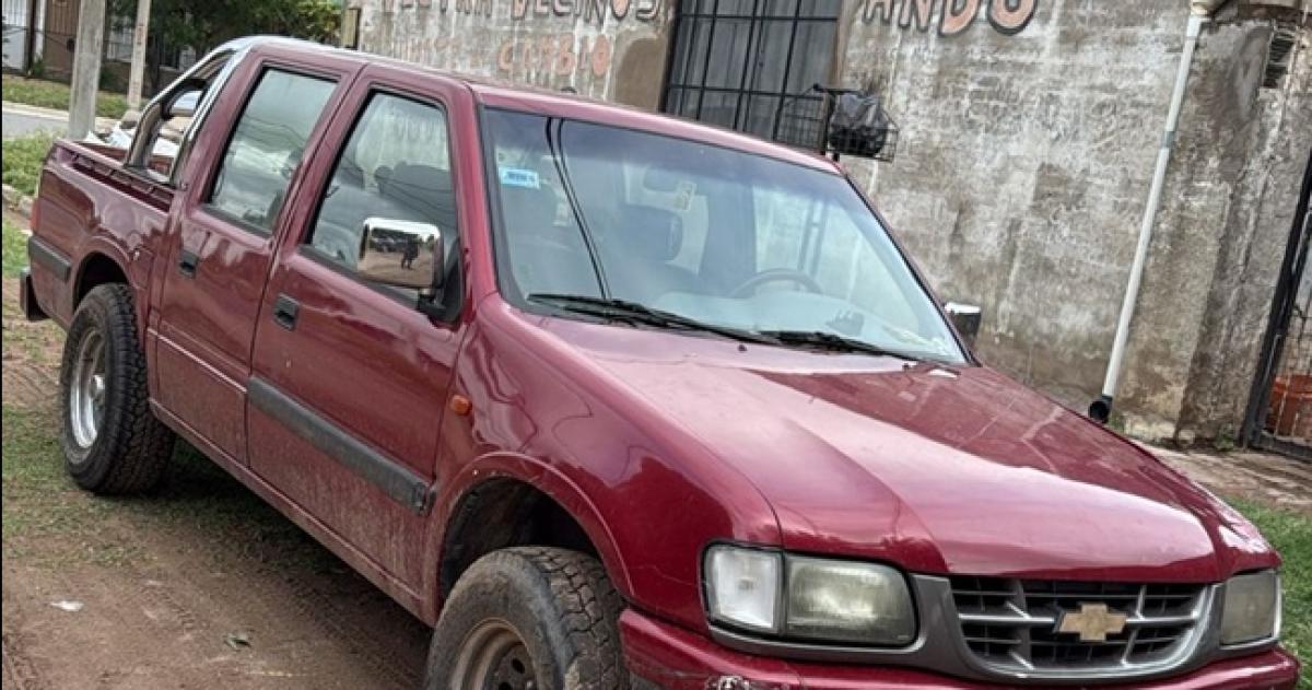 El dueño de la camioneta dio aviso a la policía cuando vio a los sospechosos dentro del vehículo