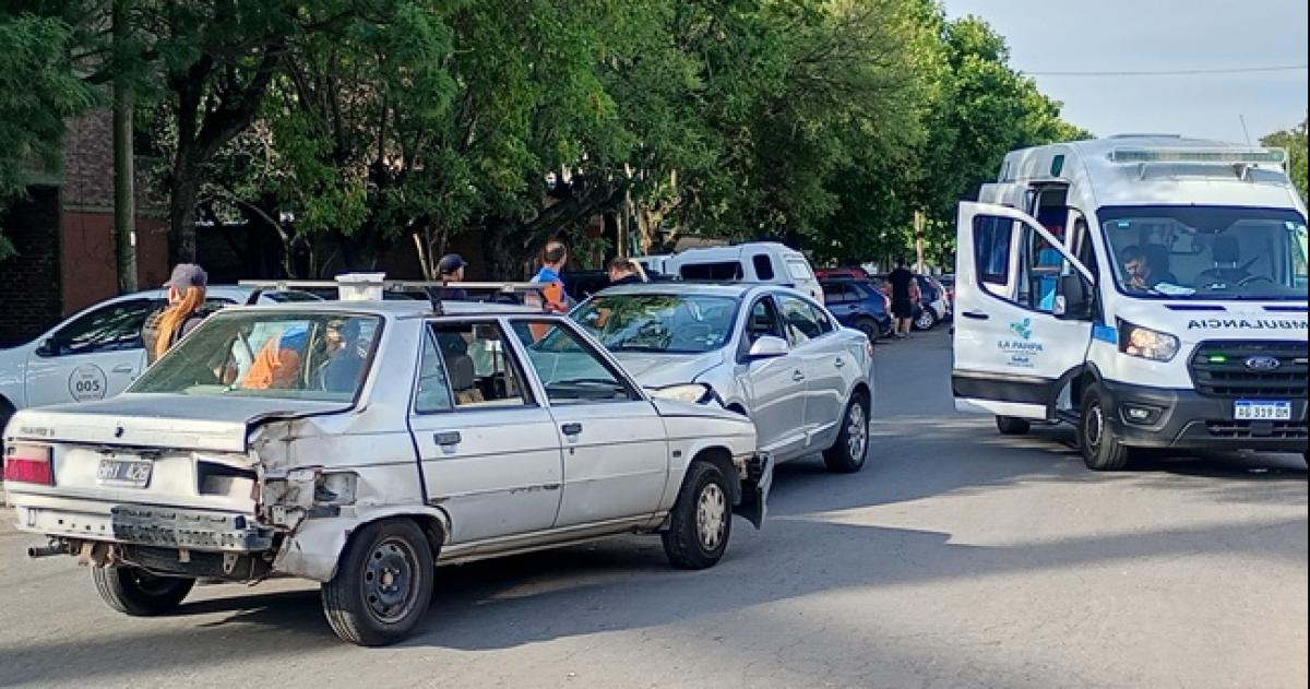 El conductor del Renault 9 fue trasladado al Hospital Centeno