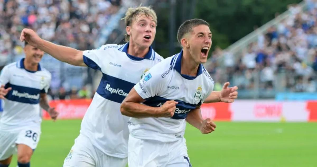 Barros Schelotto festeja su golazo olímpico