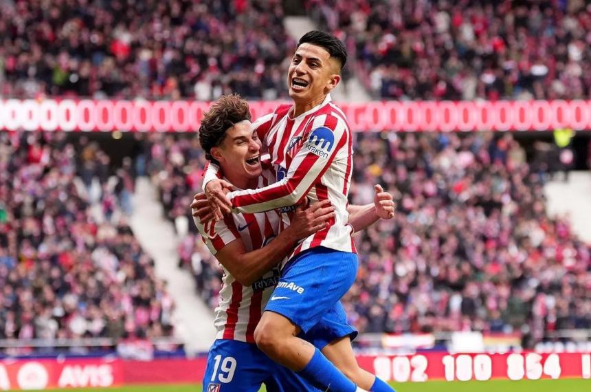 Almada y Juli�n Álvarez celebran el gol del ex Vélez