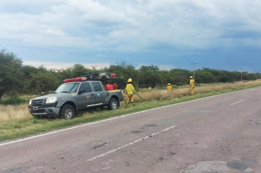 Los bomberos achenses lograron contener las llamas