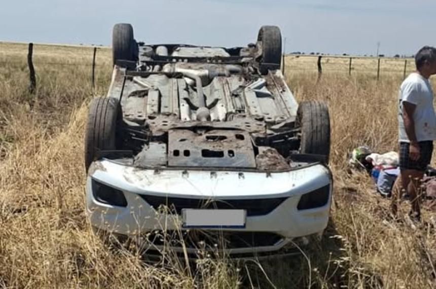 El Chevrolet Prism quedó con sus cuatro ruedas hacia arriba