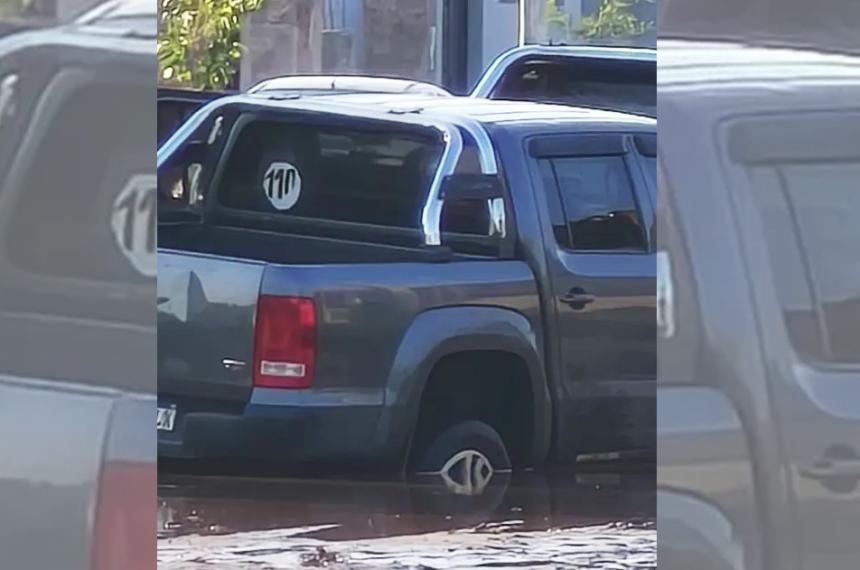 Una Amarok quedó encajada en el cruce de Eduardo Castex y Juan Bautista Alberdi