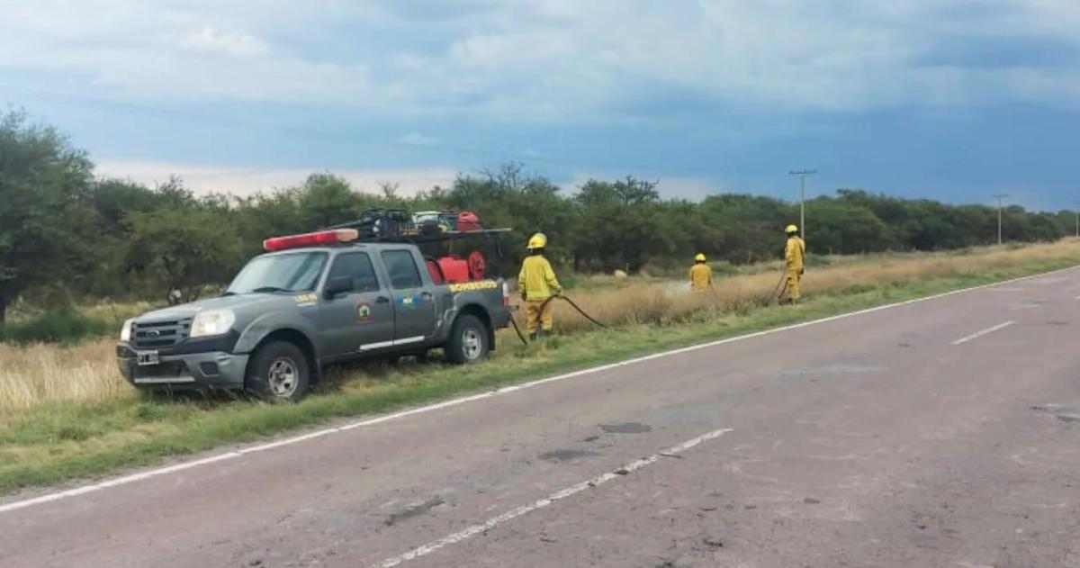 Los bomberos achenses lograron contener las llamas