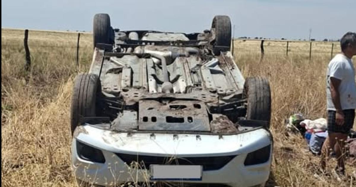 El Chevrolet Prism quedó con sus cuatro ruedas hacia arriba