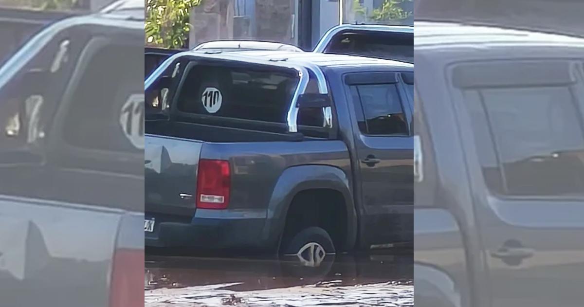 Una Amarok quedó encajada en el cruce de Eduardo Castex y Juan Bautista Alberdi