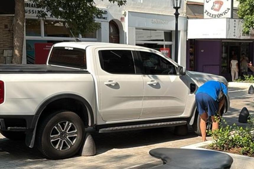 El choque se produjo casi a mitad de cuadra