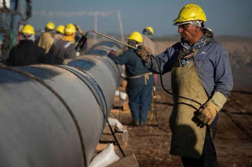 Personal trabaja en la construcción de un gasoducto para transportar gas natural desde la formación Vaca Muerta