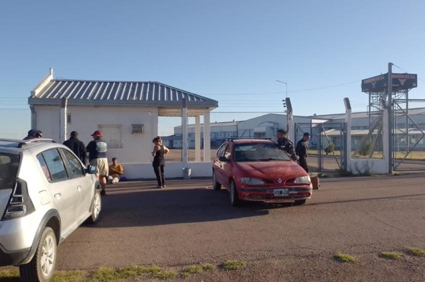 Los trabajadores del Frigorífico HV reclaman el pago de sueldos adeudados