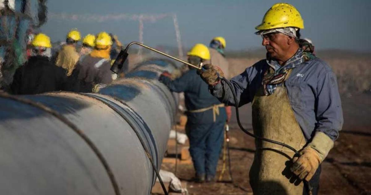 Personal trabaja en la construcción de un gasoducto para transportar gas natural desde la formación Vaca Muerta