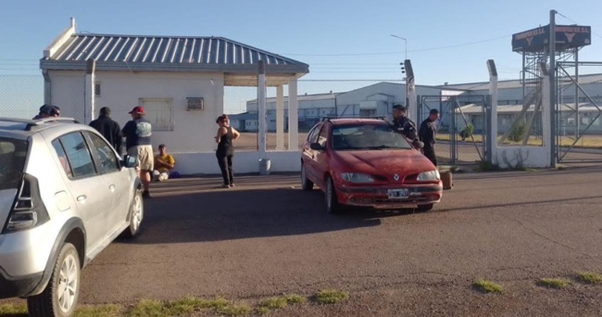 Los trabajadores del Frigorífico HV reclaman el pago de sueldos adeudados