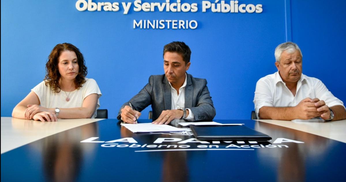 La firma del contrato estuvo a cargo del ministro Intronati y el representante de la empresa