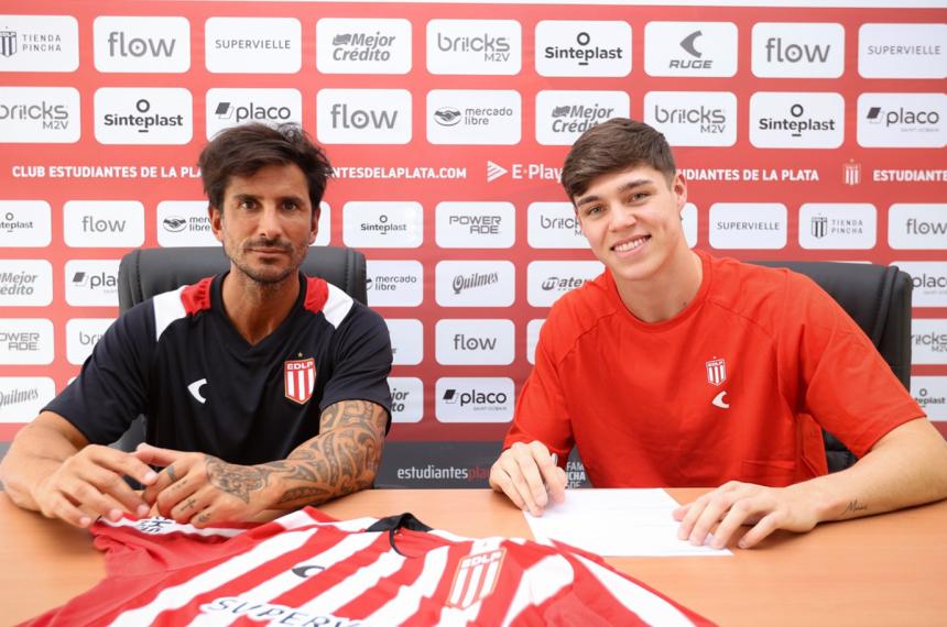 El dirigente Marcos Angeleri junto al pampeano Palacios en la firma del contrato