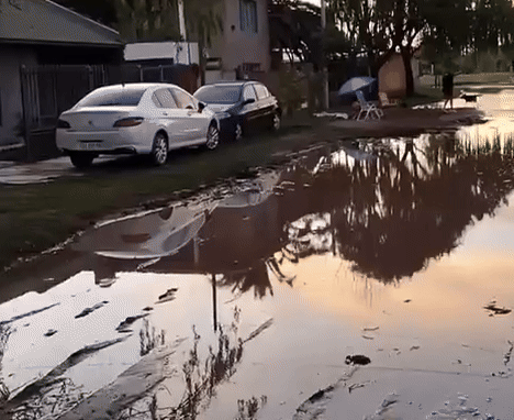 Vecinos reclaman por agua acumulada en una calle