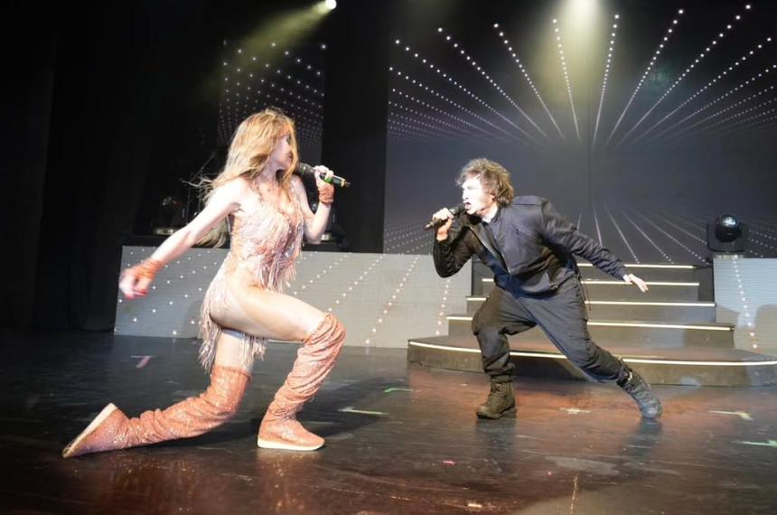 Milei cantoacute en el teatro y arengoacute contra Cristina Kirchner en el Derecha Fest