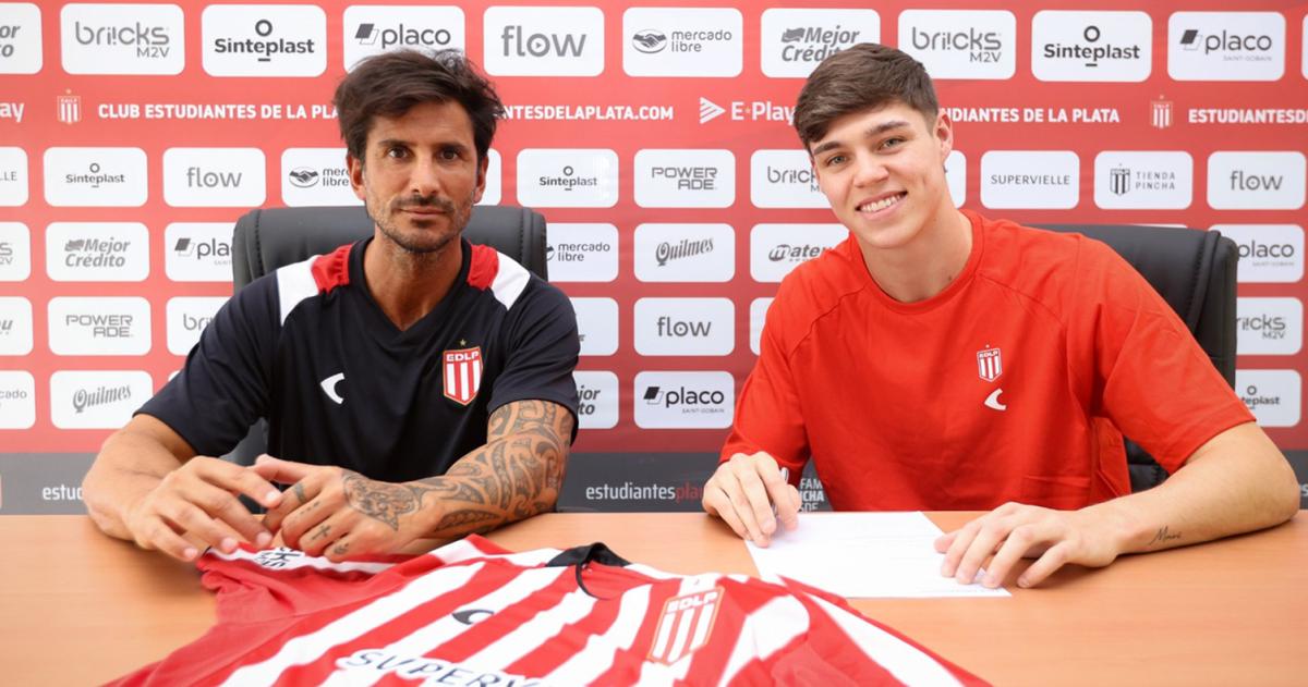 El dirigente Marcos Angeleri junto al pampeano Palacios en la firma del contrato