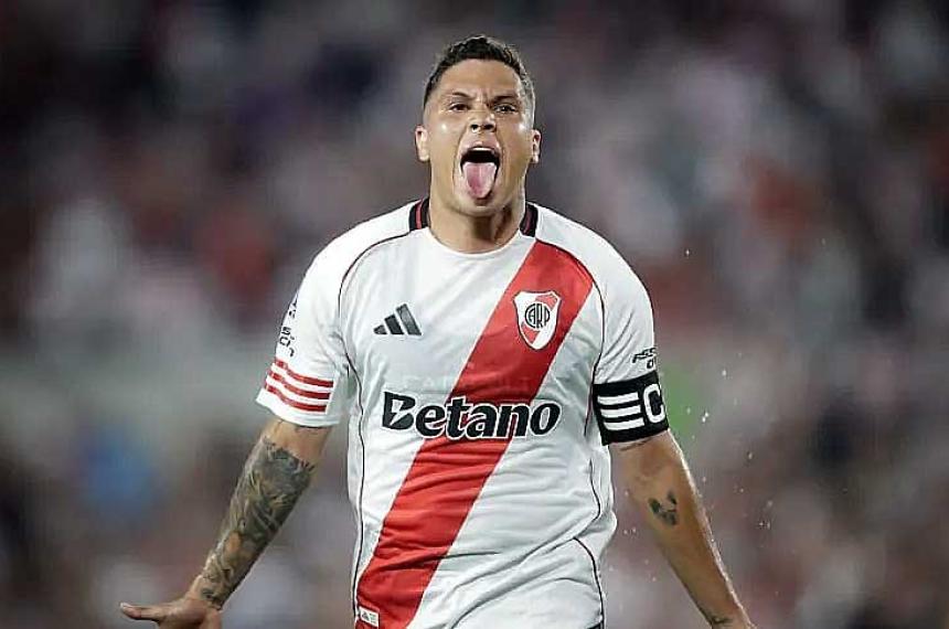 Juanfer Quintero la figura de la cancha