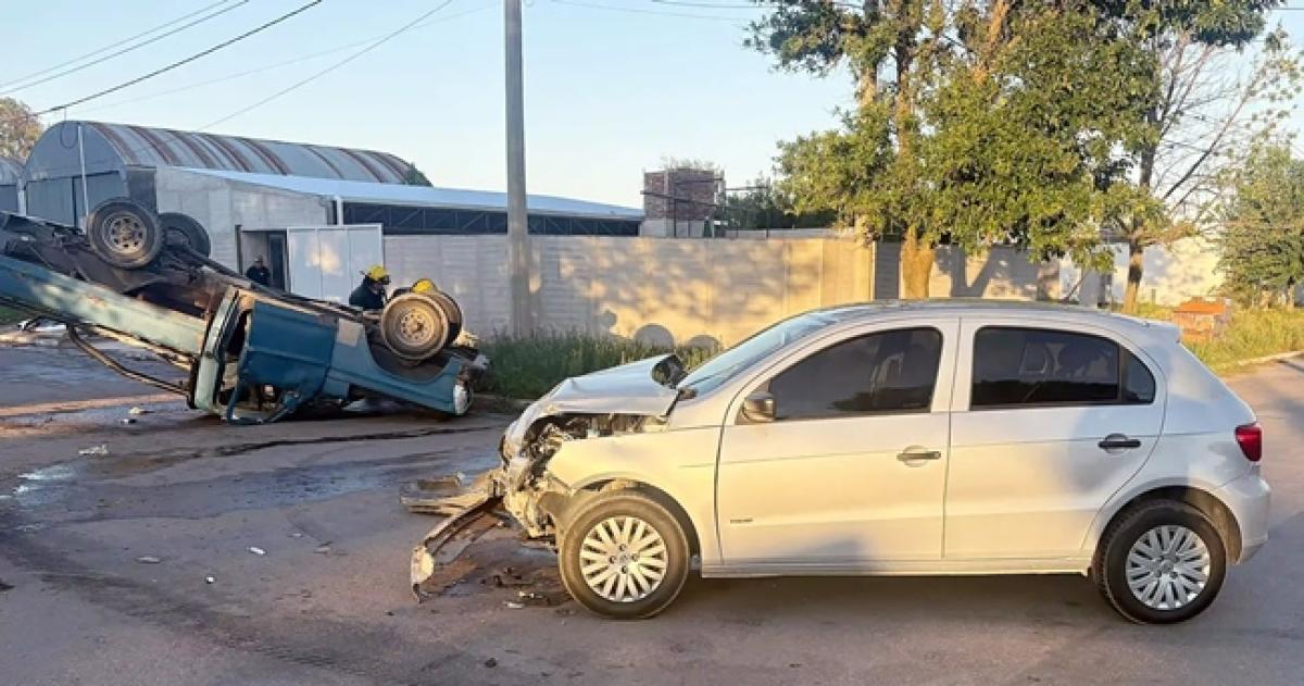La camioneta quedó volcada tras el impacto con el auto