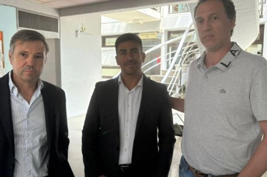 Lanser de gris junto a sus abogados cuando fue a los Tribunales de Pico