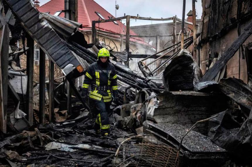 Rusia lanzoacute un misil baliacutestico y 111 drones contra Ucrania tras el anuncio de una tregua energeacutetica promovida por Estados Unidos