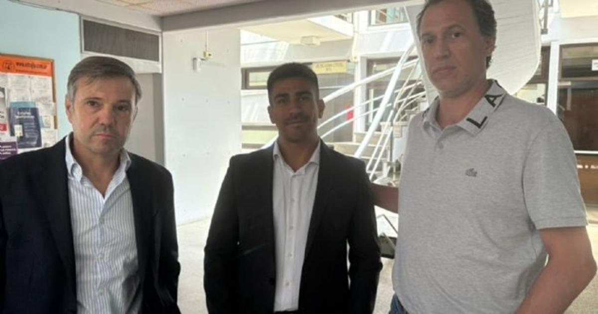 Lanser de gris junto a sus abogados cuando fue a los Tribunales de Pico