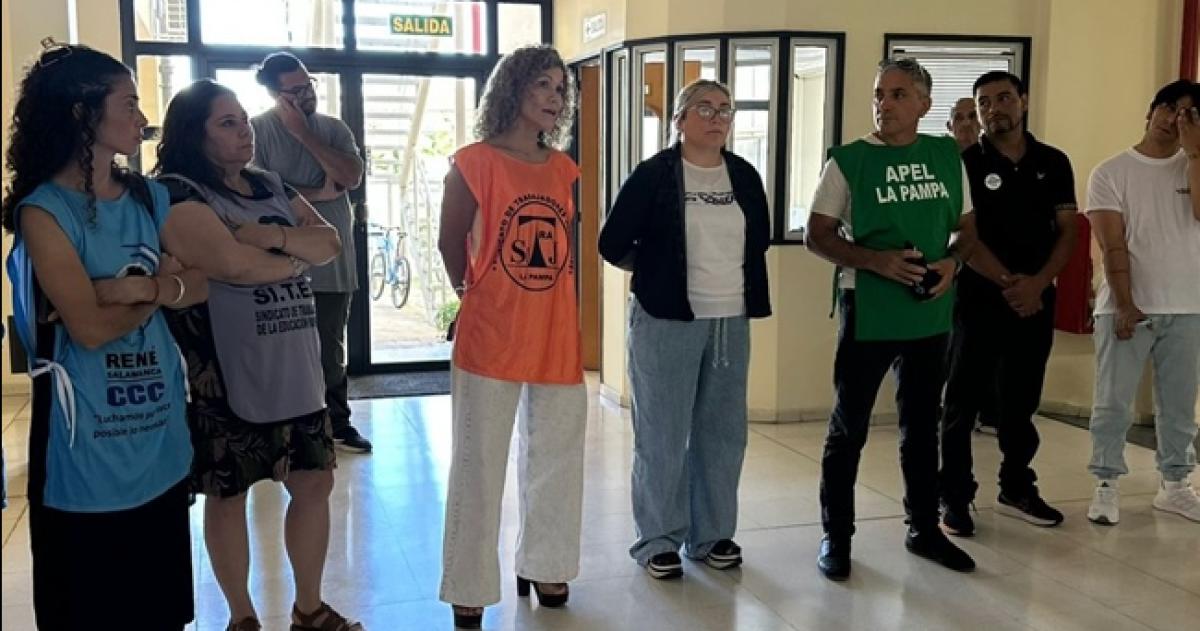 Los representantes de la Intersindical encabezaron la asamblea