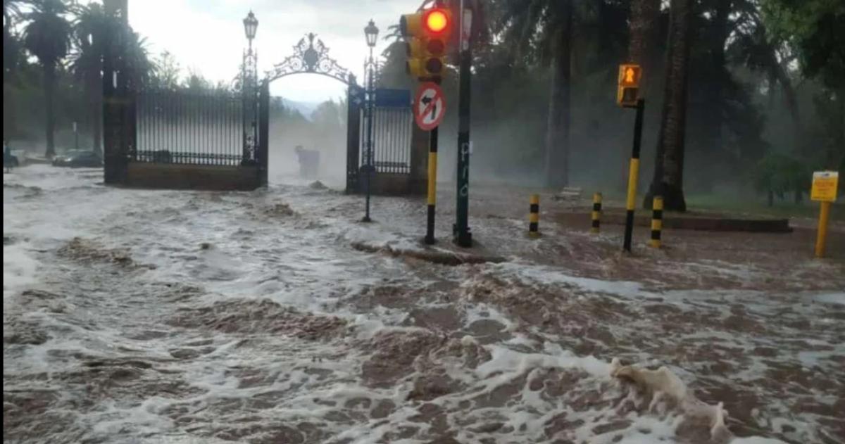 El ingreso al Cerro de la Gloria quedó bajo agua