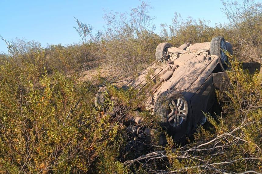 El auto quedó volcado en la banquina