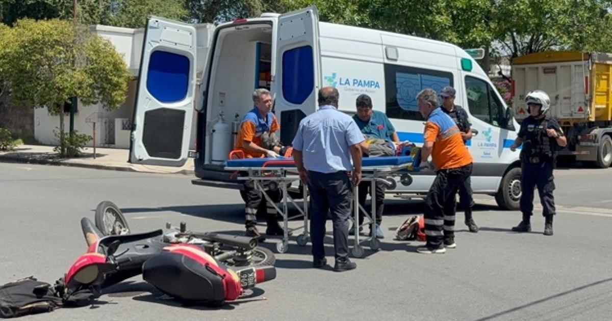 El motociclista fue trasladado por el SEM (Foto EBDT)