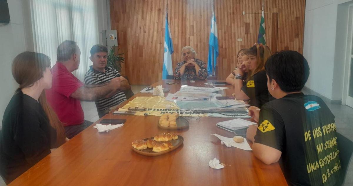 Estrellas Amarillas con autoridades de Anguil