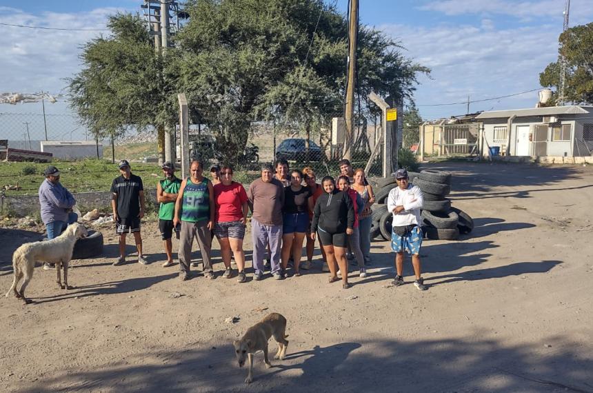 Los vecinos y vecinas durante la protesta de este lunes