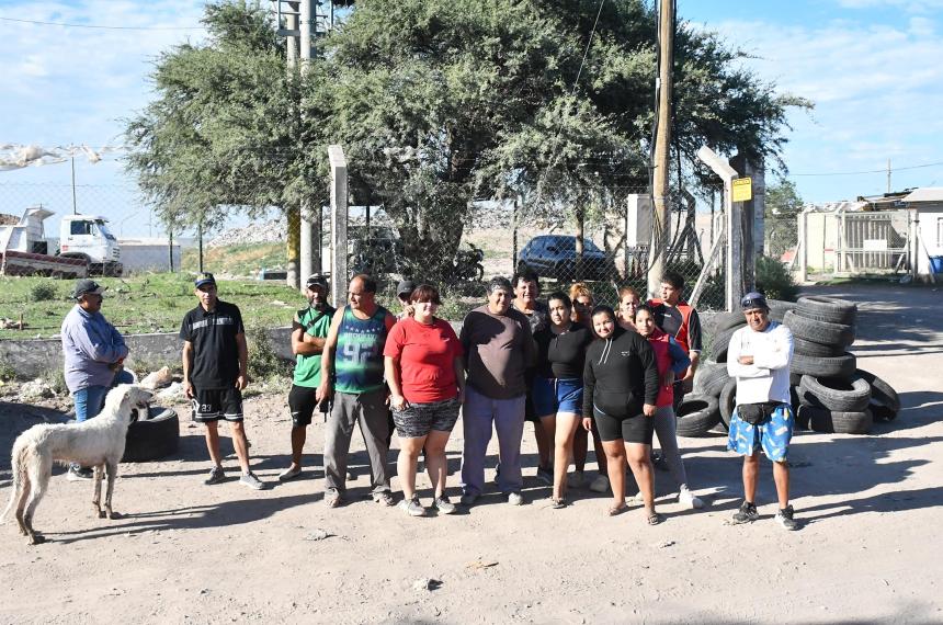 Los vecinos y vecinas durante la protesta de este lunes