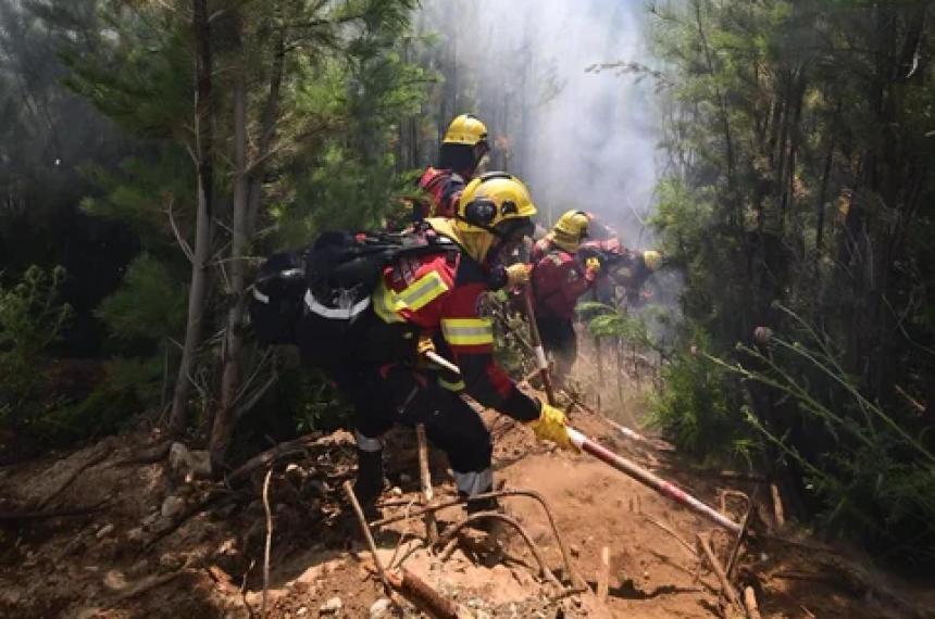 Los brigadistas pelean cara a cara con el fuego que sigue activo en el Chubut